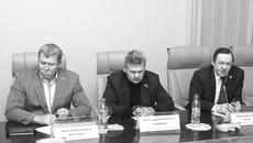 Депутаты Законодательного собрания Алексей Александров, Александр Замиралов и Владимир Карпов обсуждают ситуацию в Украине. Фото пресс-службы Заксобрания НСО