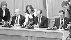 Подписи под трехсторонним соглашением поставили губернатор Василий Юрченко, председатель Федерации профсоюзов Новосибирской области Александр Козлов и председатель совета Союза руководителей предприятий и работодателей Михаил Кузьмин
