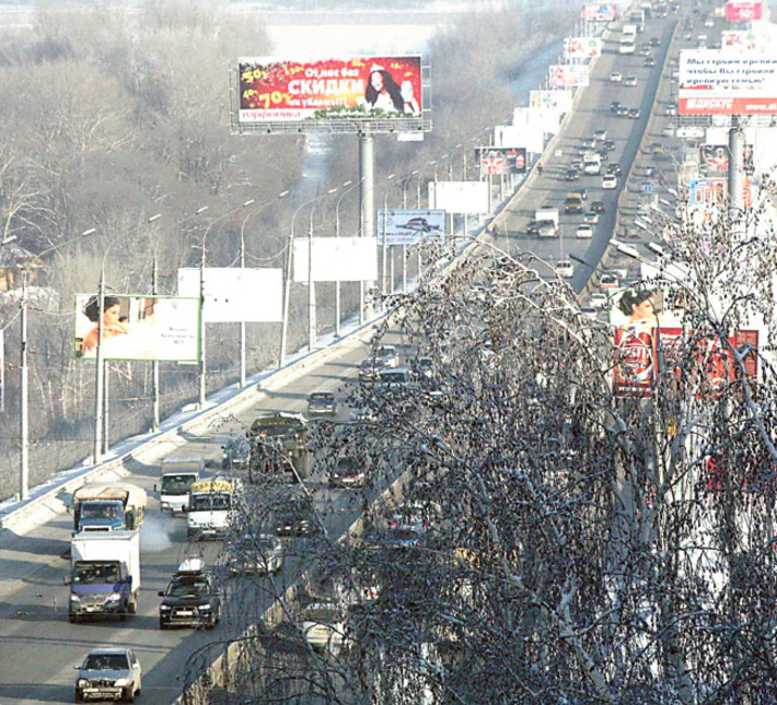 На дорогах и улицах Новосибирска  демонтируют треть наружной рекламы. Фото Михаила ПЕРМИНА