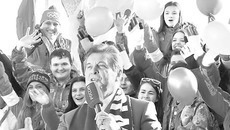 Народный артист РСФСР Лев Лещенко, который вместе с Татьяной Анциферовой в 1980 году провожал известной песней «ласкового Мишу» после московской Олимпиады, стал послом ХХII Зимних Олимпийских игр, проходящих в Сочи, и сфотографировался на память с волонтерами. Фото Натальи МАНТОРОВОЙ