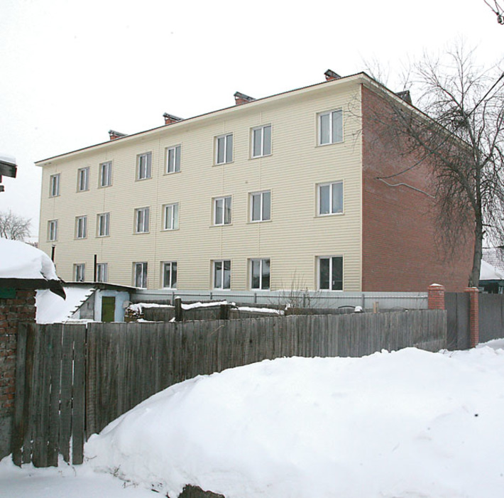 Новенький дом на ул. Герцена, 7 можно назвать «индивидуальным жилым строением». Фото Михаила ПЕРМИНА