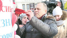 Исполняющий обязанности мэра Владимир Знатков пожелал городу любви. Фото Михаила ПЕРМИНА