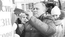 Исполняющий обязанности мэра Владимир Знатков пожелал городу любви. Фото Михаила ПЕРМИНА