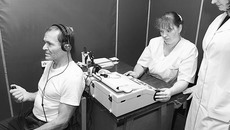 Медсестра Елена Сафронова и заведующая отделением Наталья Кругликова проводят аудиометрическое исследование слуха пациента. Фото Аркадия УВАРОВА