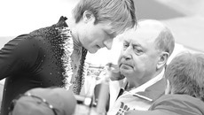 Евгений Плющенко,  снявшийся с соревнований по фигурному катанию  на Олимпиаде в Сочи,  с тренером  Алексеем Мишиным. Фото с сайта РИА «Новости»