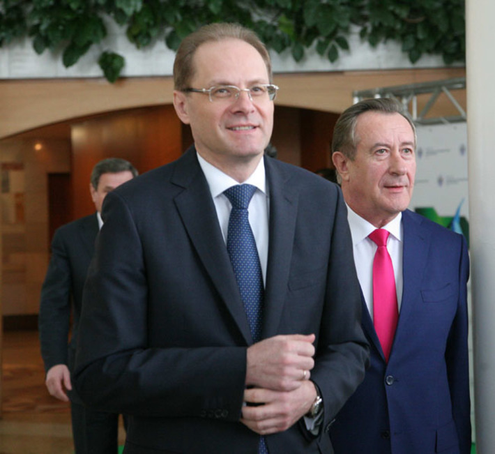 В работе форума приняли участие губернатор региона Василий Юрченко  и председатель Законодательного собрания Иван Мороз. Фото Михаила ПЕРМИНА