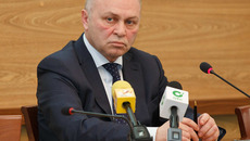 Исполняющий обязанности мэра Владимир Знатков обязал соответствующие службы усилить работу и контроль по санитарной уборке дорог города. Фото Аркадия УВАРОВА