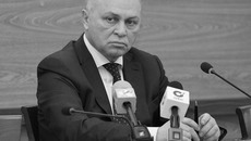 Исполняющий обязанности мэра Владимир Знатков обязал соответствующие службы усилить работу и контроль по санитарной уборке дорог города. Фото Аркадия УВАРОВА