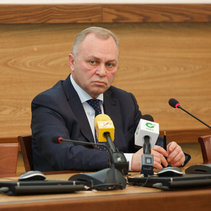 Исполняющий обязанности мэра Владимир Знатков обязал соответствующие службы усилить работу и контроль по санитарной уборке дорог города. Фото Аркадия УВАРОВА