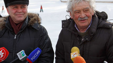 И. о. мэра Владимир Знатков (на фото слева) убедился, что строительство идет с опережением. Фото Аркадия УВАРОВА