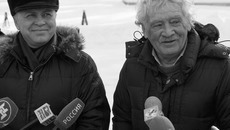 И. о. мэра Владимир Знатков (на фото слева) убедился, что строительство идет с опережением. Фото Аркадия УВАРОВА