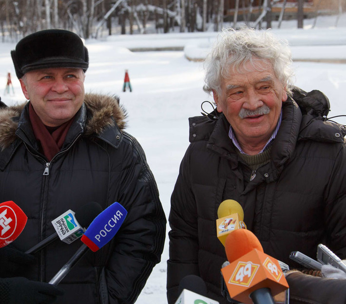 И. о. мэра Владимир Знатков (на фото слева) убедился, что строительство идет с опережением. Фото Аркадия УВАРОВА