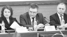 Предложение исполняющего обязанности мэра Владимира Знаткова возобновить действие программы срочного капитального ремонта, именуемой как «40 на 60», нашло поддержку у депутатов. Фото Михаила ПЕРМИНА