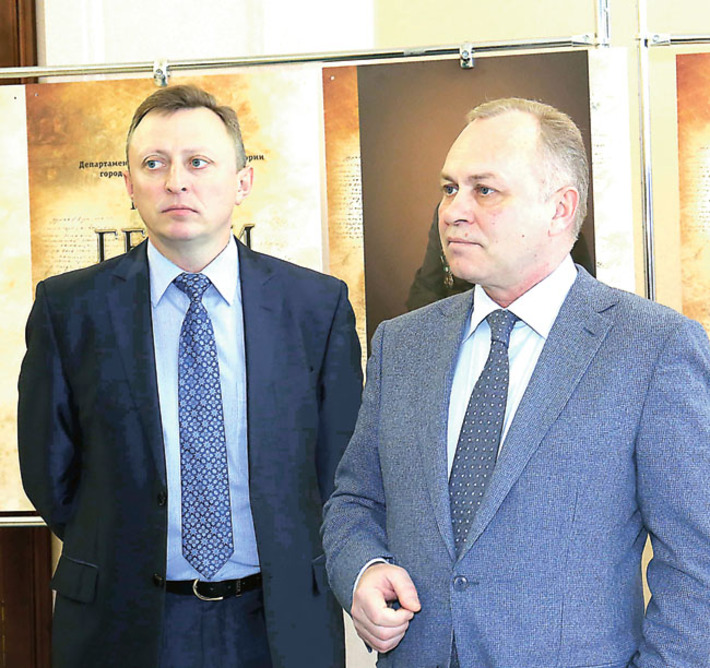 Исполняющий обязанности мэра Владимир Знатков призвал общественные и ветеранские организации разъяснять гражданам нюансы начисления компенсационных выплат. Фото предоставлено пресс-центром мэрии Новосибирска