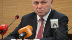 «Одна из задач муниципалитета —  повышение комфортабельности общественного транспорта», — подчеркнул исполняющий обязанности мэра  Владимир Знатков. Фото Михаила ПЕРМИНА