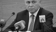 «Одна из задач муниципалитета —  повышение комфортабельности общественного транспорта», — подчеркнул исполняющий обязанности мэра  Владимир Знатков. Фото Михаила ПЕРМИНА