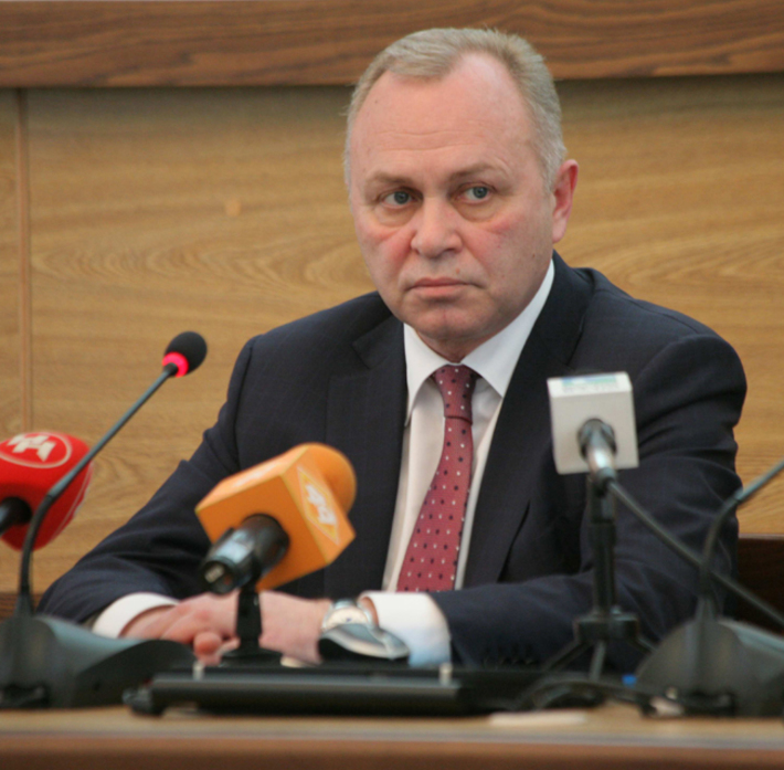 «Одна из задач муниципалитета —  повышение комфортабельности общественного транспорта», — подчеркнул исполняющий обязанности мэра  Владимир Знатков. Фото Михаила ПЕРМИНА