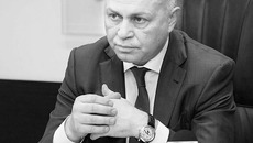 Исполняющий обязанности мэра Владимир Знатков: «При необходимости наши юристы придут к дольщикам, проконсультируют и ответят на вопросы. Мы всегда на связи». Фото Михаила ПЕРМИНА