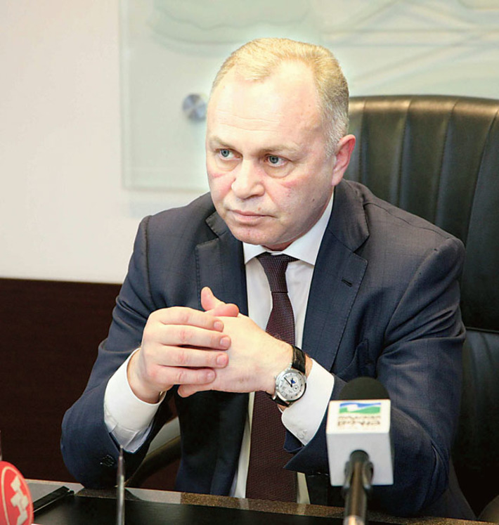 Исполняющий обязанности мэра  Владимир Знатков:  «При необходимости наши юристы придут к дольщикам, проконсультируют и ответят на вопросы. Мы всегда на связи». Фото Михаила ПЕРМИНА
