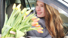 Современная женщина уверенно чувствует себя не только за рулем автомобиля. Она часто лидирует сегодня в семье и профессии, все активнее реализует свои способности в общественной жизни. Фото Михаила ПЕРМИНА