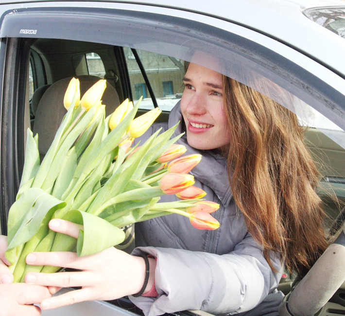 Современная женщина уверенно чувствует себя не только за рулем автомобиля. Она часто лидирует сегодня в семье и профессии, все активнее реализует свои способности в общественной жизни. Фото Михаила ПЕРМИНА