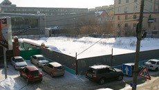 Пустырь в центре мегаполиса — поле пиар-битв. Фото Аркадия УВАРОВА