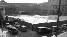 Пустырь в центре мегаполиса — поле пиар-битв. Фото Аркадия УВАРОВА