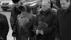 На возложении цветов к подножию бюста Александра Покрышкина. Фото Аркадия УВАРОВА