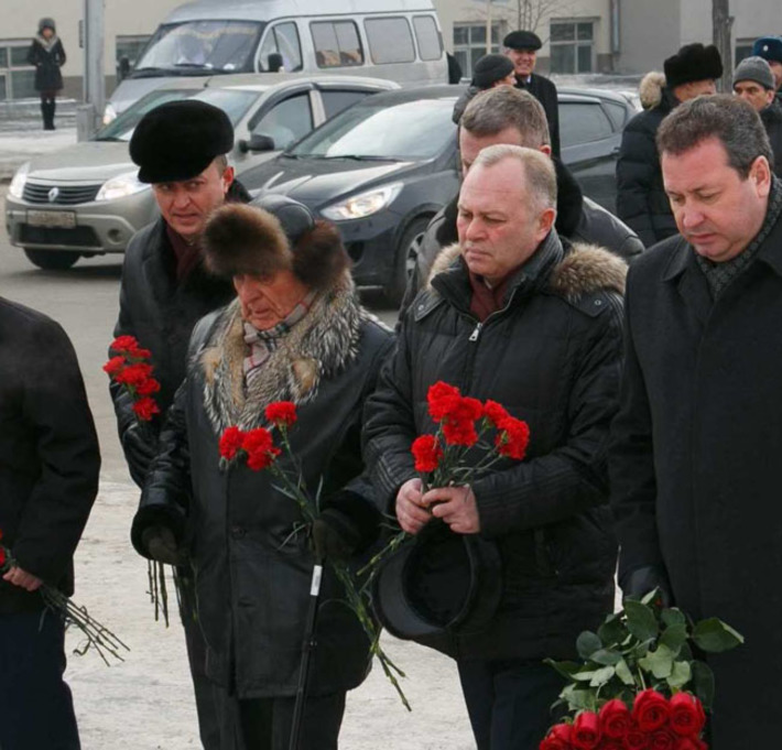 На возложении цветов к подножию бюста Александра Покрышкина. Фото Аркадия УВАРОВА