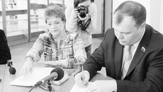 Ирина Чернышёва и Сергей Субботин одними из первых подписали соглашение. Фото Михаила ПЕРМИНА