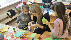 Помимо развития своих способностей ребенок благодаря тьюторам восполняет недостаток общения со сверстниками и взрослыми. Фото предоставлено фондом «Солнечный город»