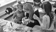 Помимо развития своих способностей ребенок благодаря тьюторам восполняет недостаток общения со сверстниками и взрослыми. Фото предоставлено фондом «Солнечный город»