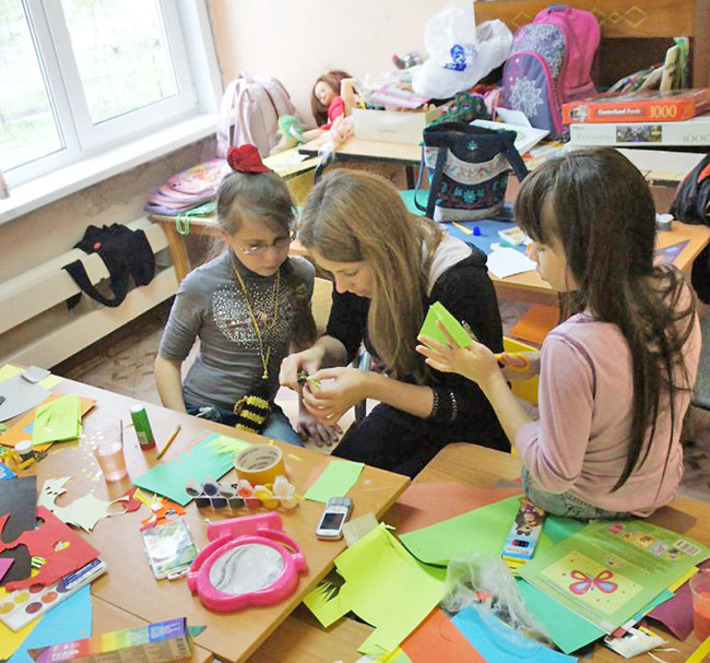 Помимо развития своих способностей ребенок благодаря тьюторам восполняет недостаток общения со сверстниками и взрослыми. Фото предоставлено фондом «Солнечный город»