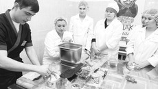 Для повышения качества подготовки профессиональных кадров создан ресурсный центр на базе Новосибирского техникума общественного питания. Фото Аркадия УВАРОВА