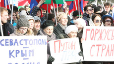 «Мы вместе» — эта фраза озаглавила общероссийскую волну поддержки  результатов референдума. Фото Михаила ПЕРМИНА