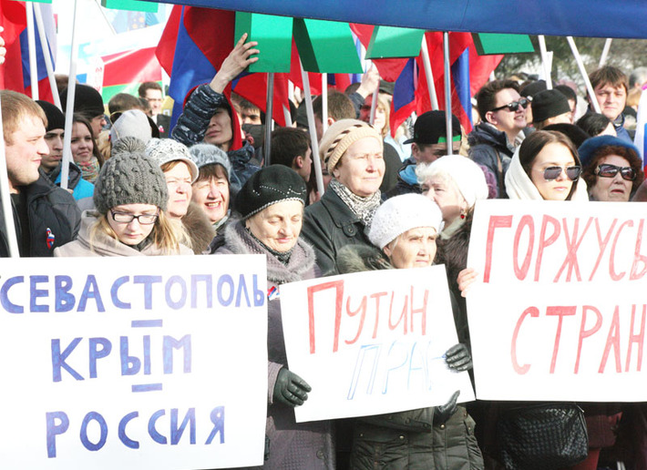 «Мы вместе» — эта фраза озаглавила общероссийскую волну поддержки результатов референдума. Фото Михаила ПЕРМИНА