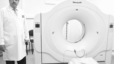 Компьютерный томограф, с которого начиналось сосудистое отделение. Фото Михаила ПЕРМИНА