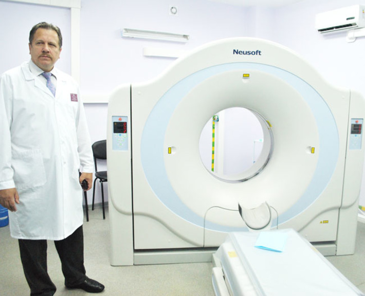 Компьютерный томограф, с которого начиналось сосудистое отделение. Фото Михаила ПЕРМИНА
