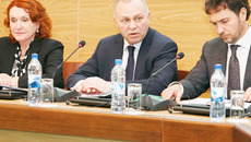 Перед принятием решения городские власти совещаются с общественностью. Фото Аркадия УВАРОВА