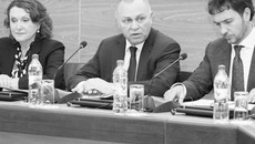 Перед принятием решения городские власти совещаются с общественностью. Фото Аркадия УВАРОВА