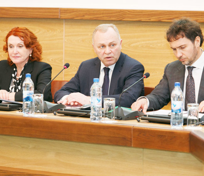 Перед принятием решения городские власти совещаются с общественностью. Фото Аркадия УВАРОВА