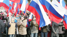 «Крым наш!» — радость вывела на главную площадь Новосибирска активистов всех поколений. Фото Михаила ПЕРМИНА