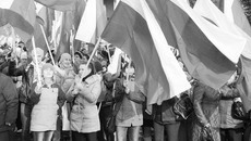 «Крым наш!» — радость вывела на главную площадь Новосибирска активистов всех поколений. Фото Михаила ПЕРМИНА