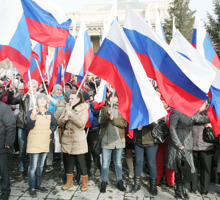 «Крым наш!» — радость вывела на главную площадь Новосибирска активистов всех поколений. Фото Михаила ПЕРМИНА