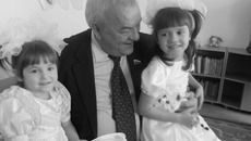 Депутат Законодательного собрания Новосибирской области, председатель совета Краснозёрского землячества Владимир Захаров с воспитанницами детского социально-реабилитационного центра в селе Лобино. Фото Марины ЛУПЕЙКЕНЕ