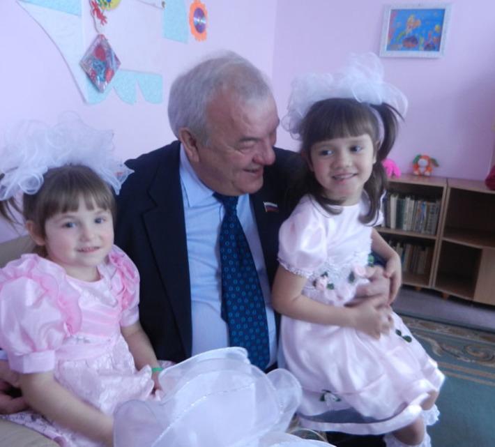 Депутат Законодательного собрания Новосибирской области, председатель совета Краснозёрского землячества Владимир Захаров с воспитанницами детского социально-реабилитационного центра в селе Лобино. Фото Марины ЛУПЕЙКЕНЕ