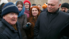 Владимир Знатков заверил общественников, что на месте котлована будет разбит сквер в прежних границах.  Фото Аркадия УВАРОВА