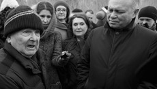 Владимир Знатков заверил общественников, что на месте котлована будет разбит сквер в прежних границах.  Фото Аркадия УВАРОВА