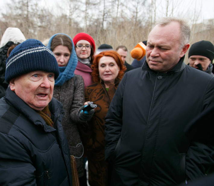 Владимир Знатков заверил общественников, что на месте котлована будет разбит сквер в прежних границах.  Фото Аркадия УВАРОВА