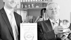 Виталий Телепня вручает награды Анатолию Майорову